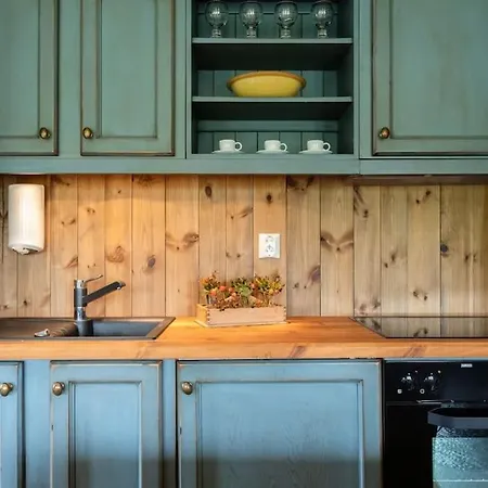 Your Ideal Getaway Awaits In Charming Retreat *