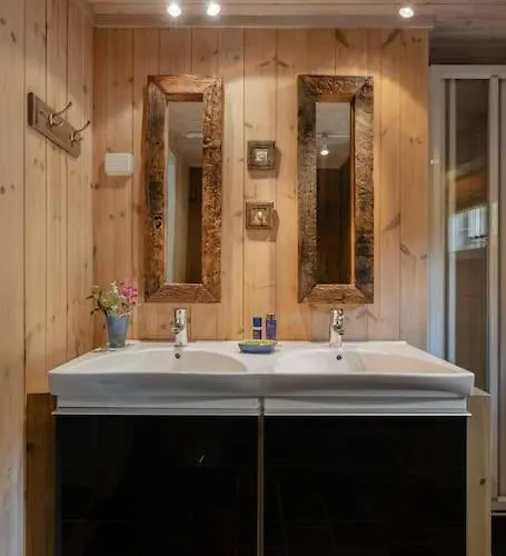 Your Ideal Getaway Awaits In Charming Retreat Chalet *